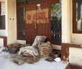 Mahasiswa Menumpuk Sampah di Pintu Masuk Kantor Camat Reo