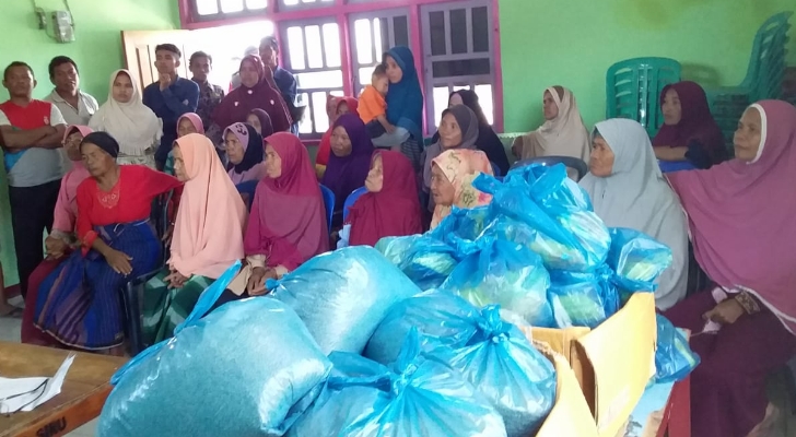 Ibu-ibu Lansia Desa Siru Dapat Bantuan Ayam dari Dinsos Mabar