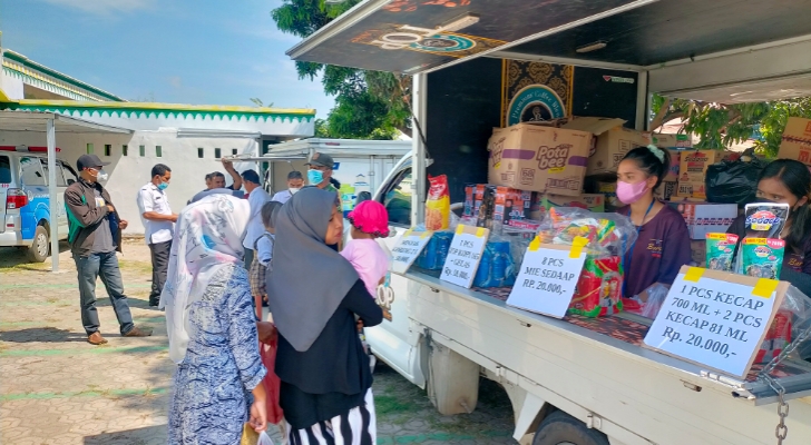 Warga Reok Serbu Pasar Murah Ramadhan