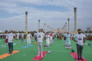 Ribuan orang di India peregangan di pantai untuk Hari Yoga Internasional